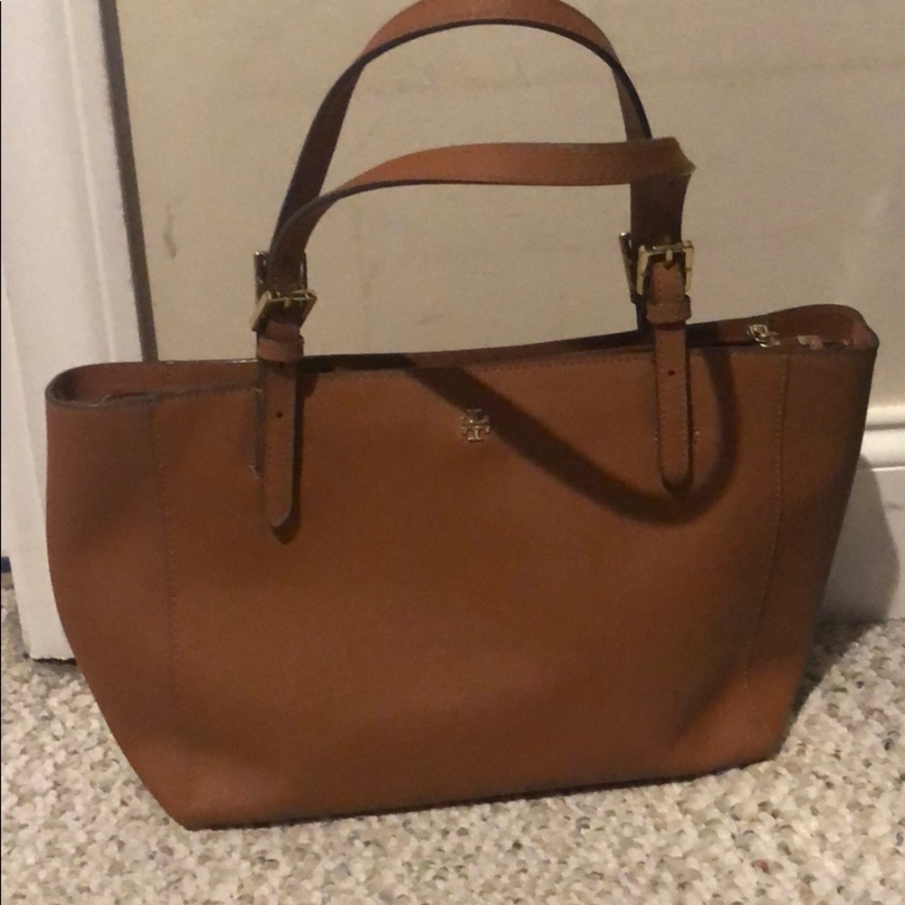 Tory Burch pocket book in perfect shape